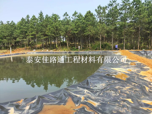 水產(chǎn)養(yǎng)殖防滲膜在施工中須注意哪些問題？