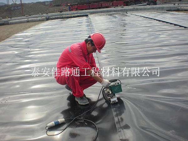 如何順利有效進行魚塘防滲膜的基層處理工作？