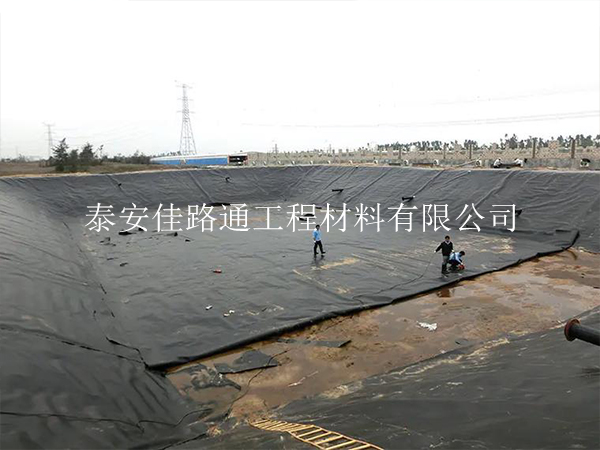 水產養(yǎng)殖防滲膜冬季維護技巧：守護水下的溫暖家園