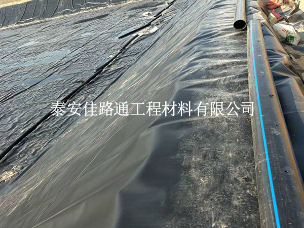 夏季鋪養(yǎng)殖防滲膜會“翻車”？掌握這4點(diǎn)施工穩(wěn)如泰山